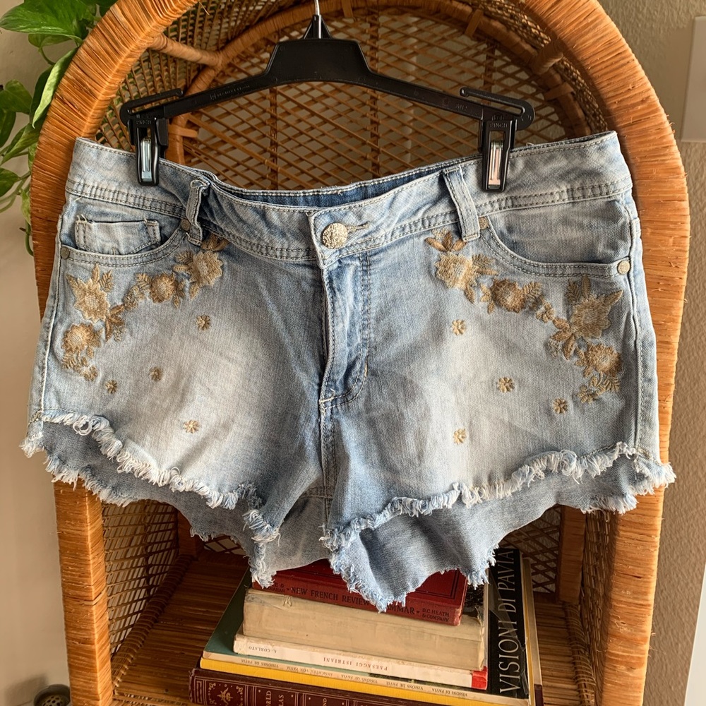 Jean shorts with floral embroidering